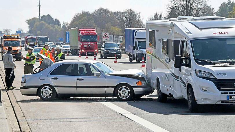An einem Stauende kollidierten zwei Pkw und ein Wohnmobil.