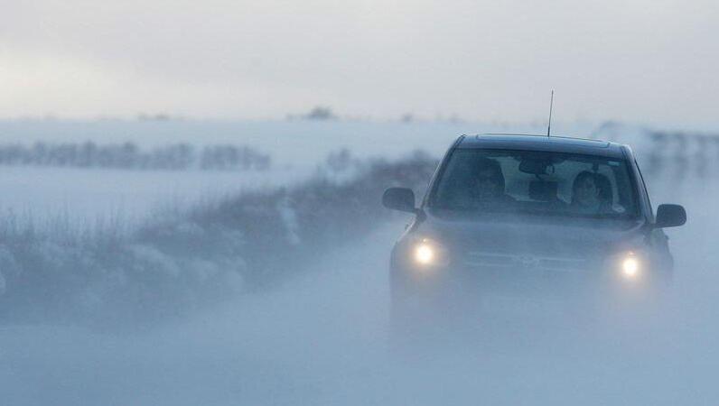 Glatte Straßen in Bayern: Der Winter macht Autofahrern erneut zu schaffen. Glatte Straßen in Bayern: Der Winter macht Autofahrern erneut zu schaffen.