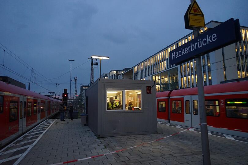 Es wird Abend an der Hackerbrücke. Zur Wiesn eine stressige Zeit.