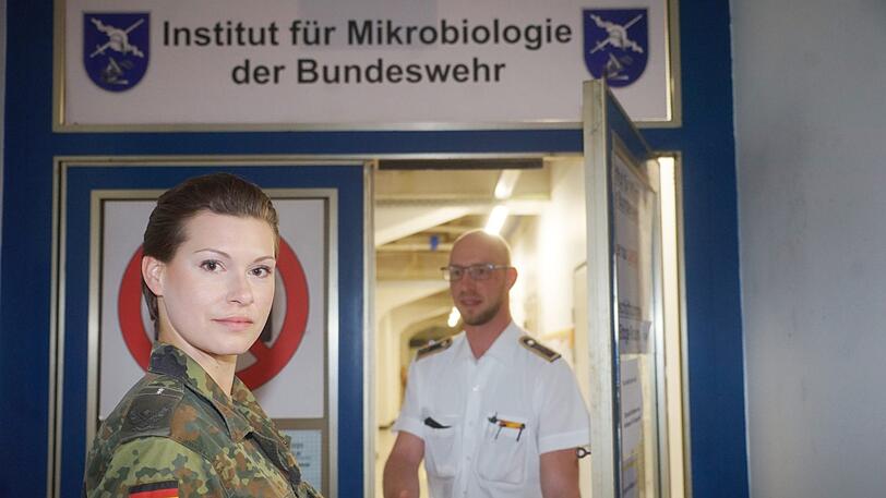 Marie-Theres Pfalzgraf bringt die Proben ins Labor.