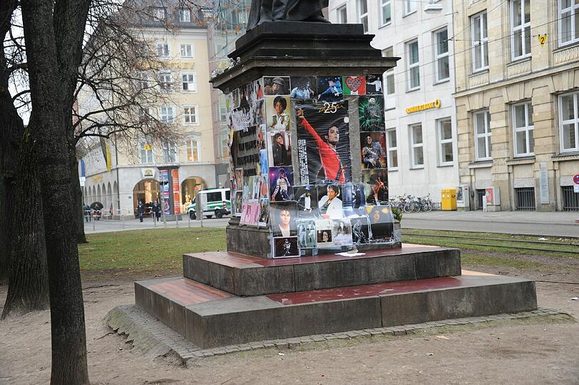 Sicherheitskoferenz: Hunde schnüffeln an den Gullis, die Polizei filzt den Bereich um den Bayerischen Hof. Die Bilder aus der Münchner City...