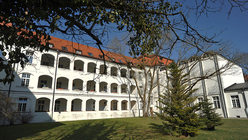 Elf OP-Säle, 864 Betten, 2000 Mitarbeiter: das Klinikum Harlaching. Elf OP-Säle, 864 Betten, 2000 Mitarbeiter: das Klinikum Harlaching.