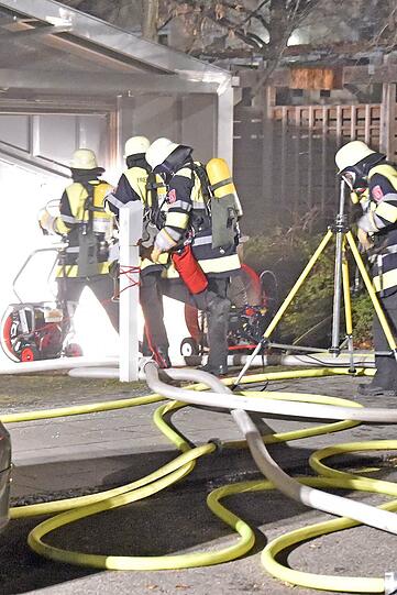 Bei dem Brand in der Tiefgarage wurde drei Autos komplett zerstört. Die Feuerwehr war mit 60 Mann im Einsatz.
