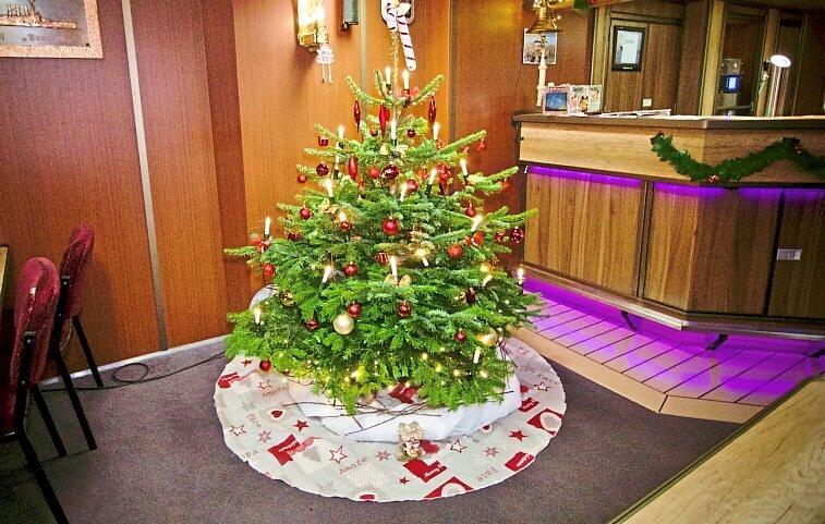 Ein Weihnachtsbaum auf der Fregatte.