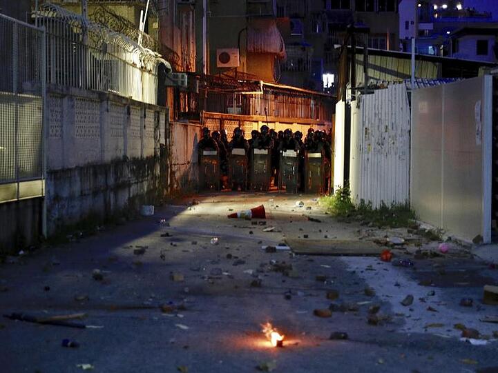 Polizisten blockieren eine Straße im Bezirk Yuen Long.
