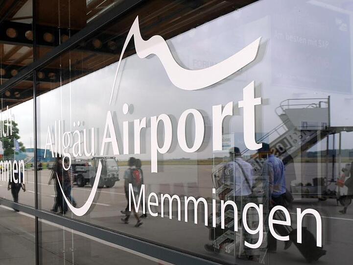 Logo und Schriftzug des Allgäu Airport am Terminal des Flughafens. Foto: Andreas Gebert/Archiv