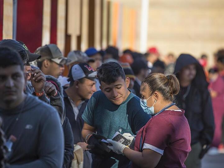 Migranten stehen Schlange am Grenzübergang Garita El Chaparral in Tijuana. Pro Tag werden rund 60 Interviews zu Asylanträgen geführt.