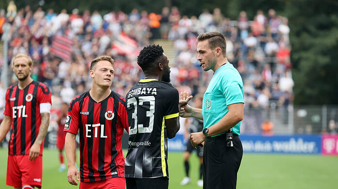 Ups! Joseph Boyamba lief gegen Köln mit einem falschen Namen auf dem Rücken auf.
