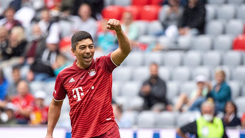 Giovane Elber jubelt über einen Treffer im Spiel der Legenden.
