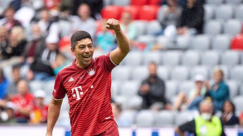 Giovane Elber jubelt über einen Treffer im Spiel der Legenden.