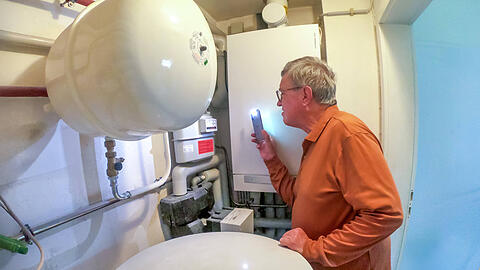 Gasheizung in einer Münchner Privatwohnung: Ein Mann liest die Daten vom Zähler in seinem Heizungsraum ab. (Symbolbild)