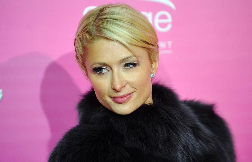 So glamurös inszenierte sich die Hotelerbin Paris Hilton auf dem roten Teppich bei der Musical-Premiere von "Dirty Dancing" in Oberhausen: Erst stylisch mit Pelz, dann...