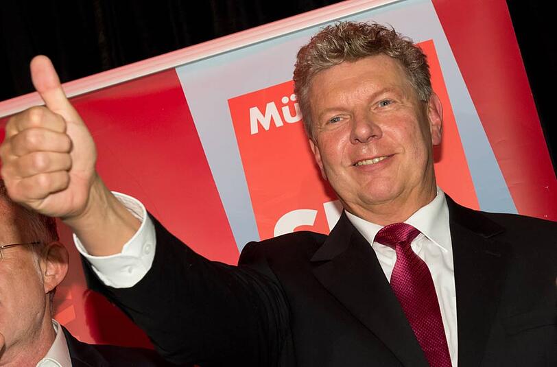 Dieter Reiter zeigt mit dem Daumen nach oben: Der SPD-Politiker wird zum 1. Mai neuer Oberbürgermeister von München.
