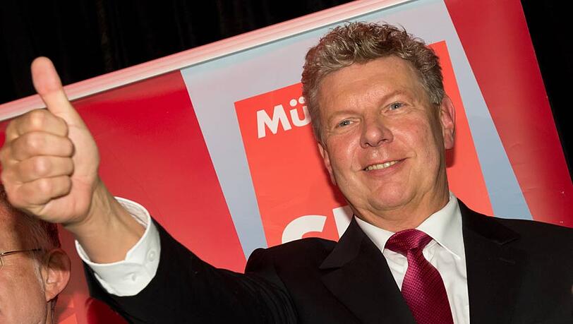Dieter Reiter zeigt mit dem Daumen nach oben: Der SPD-Politiker wird zum 1. Mai neuer Oberbürgermeister von München. Dieter Reiter zeigt mit dem Daumen nach oben: Der SPD-Politiker wird zum 1. Mai neuer Oberbürgermeister von München.
