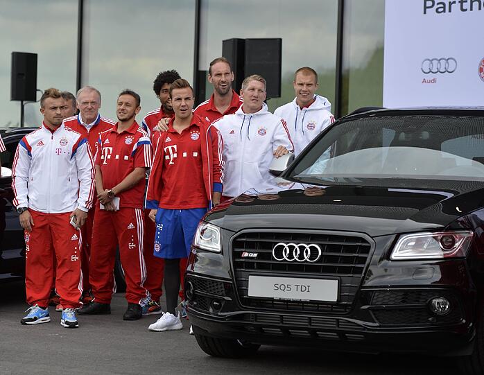 Die Bayern-Stars mit ihren neuen Dienstwagen.