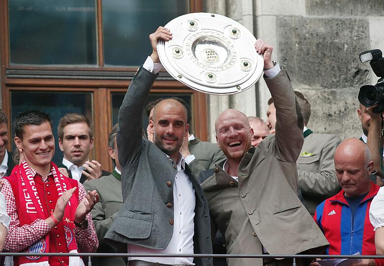 25. Mai - Meisterfeier: Traditionell feiern die Bayern ihren Meistertitel auf dem Rathausbalkon am Marienplatz. In diesem Jahr gab es erstmals eine gemeinsame Feier mit den FCB-Frauen - die gewannen ebenfalls den Liga-Titel in einem nervenaufreibenden Saison-Finale.