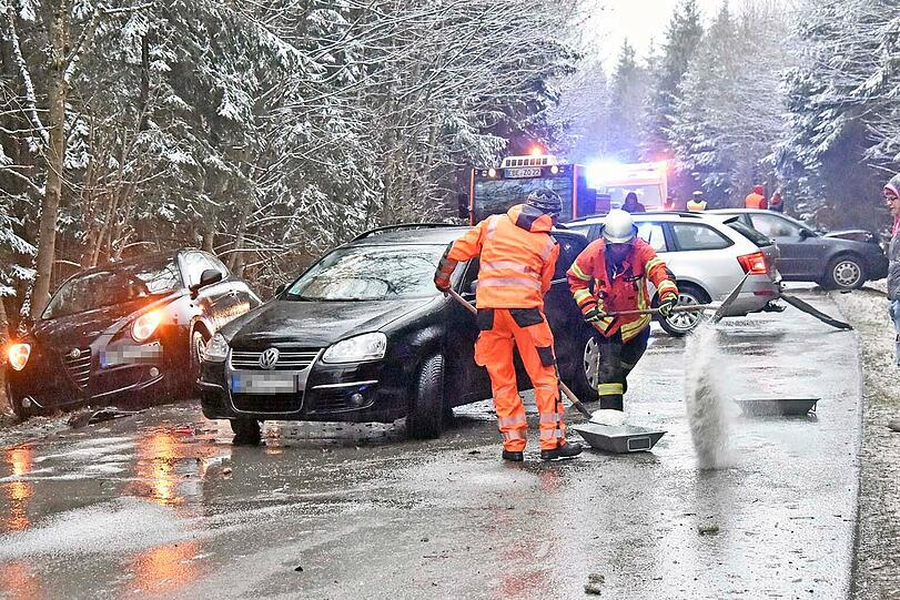 Zehn Fahrzeuge wurden bei der Massenkarambolage bei Zorneding beschädigt. Die Bilder.