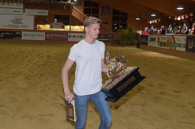 Mick Schumacher übergibt die Trophäe an seine Schwester Gina
