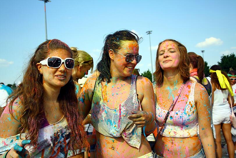 Bunter geht nicht: Das Holi One Color Festival in Riem. Die Bilder.