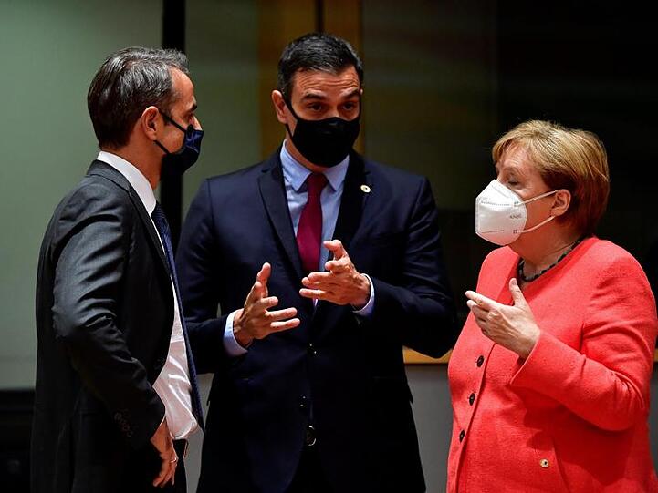 Der griechische Ministerpräsident Kyriakos Mitsotakis im Gespräch mit Spaniens Ministerpräsident Pedro Sanchez und Deutschlands Bundeskanzlerin Angela Merkel.
