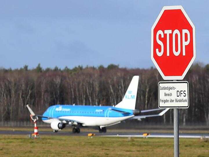 Flugzeug in Hannover: Angekündigte Warnstreiks des Flugpersonals stellen Passagiere bundesweit auf eine harte Probe.