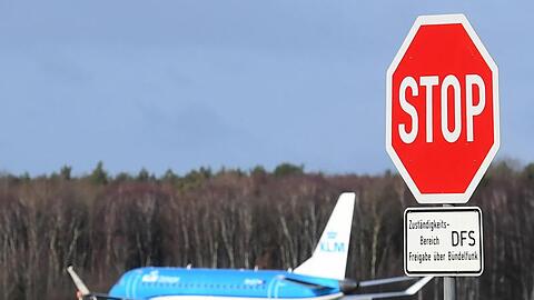 Flugzeug in Hannover: Angekündigte Warnstreiks des Flugpersonals stellen Passagiere bundesweit auf eine harte Probe.