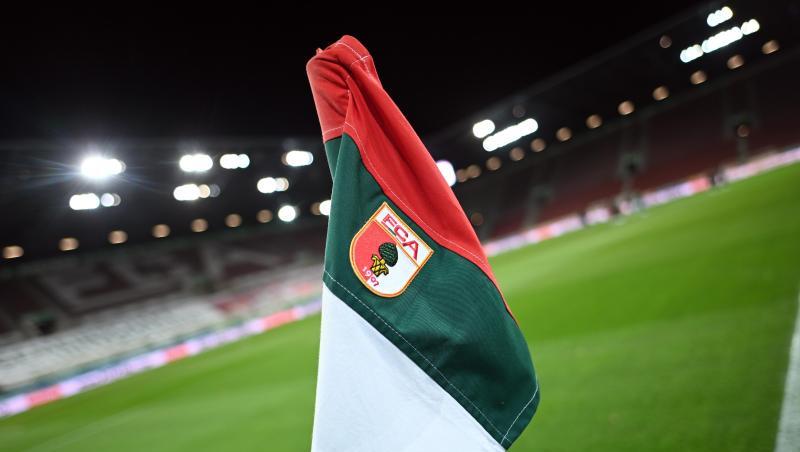 Das Wappen vom FC Augsburg ist auf einer Eckfahne zu sehen.