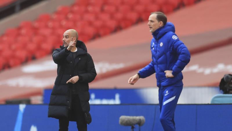 Pep Guardiola (l) trifft mit Manchester City auf Thomas Tuchel und den FC Chelsea.