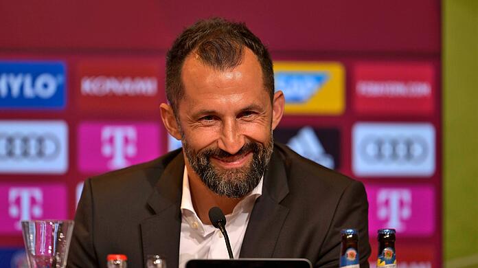 Hat gut lachen: Bayern-Sportvorstand Hasan Salihamidzic bei der Vorstellung von Neuzugang Sadio Mané.