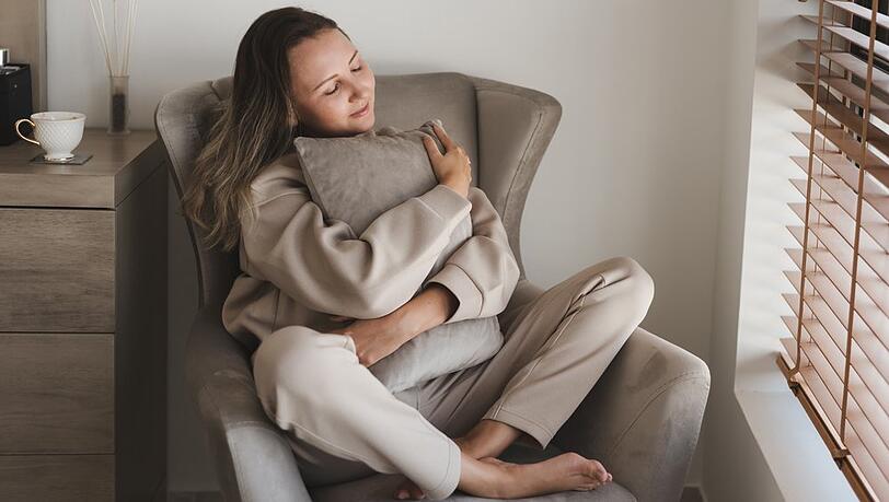 Egal ob Trendfarbe oder zurückhaltende Töne: Achten Sie beim Kauf von Loungewear auf hochwertige Materialien.