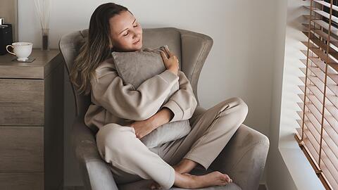 Egal ob Trendfarbe oder zurückhaltende Töne: Achten Sie beim Kauf von Loungewear auf hochwertige Materialien.