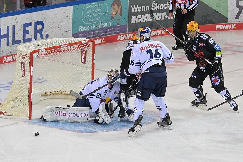 Parade von EHC-Torwart Mathias Niederberger gegen Bremerhavens Christian Wejse (r.)