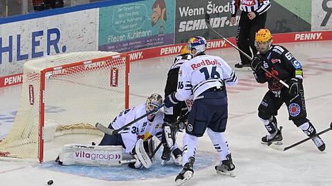Parade von EHC-Torwart Mathias Niederberger gegen Bremerhavens Christian Wejse (r.)