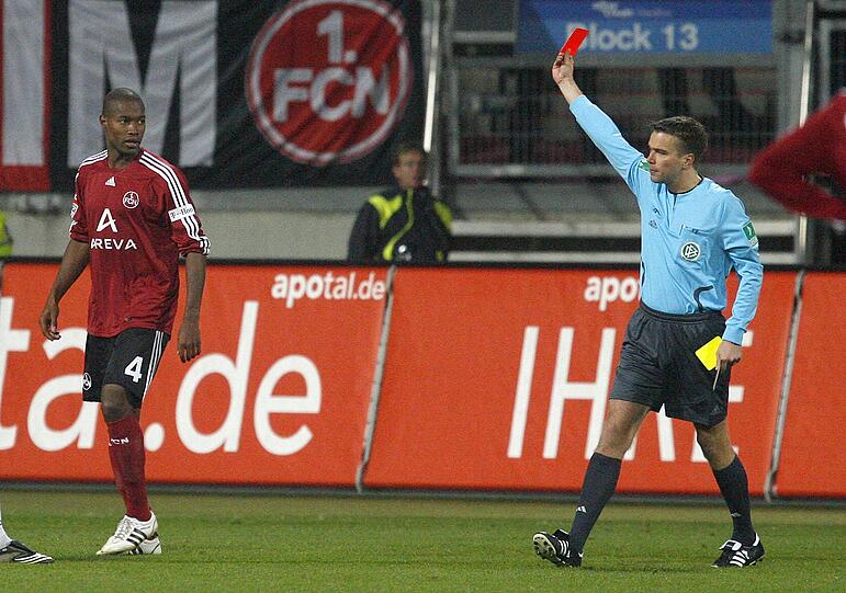 Der traurige Tiefpunkt eines Grottenkicks: Club-Innenverteidiger José Goncalves sieht Rot von Schiedsrichter Holger Henschel nachdem er diesen beleidigt hatte.