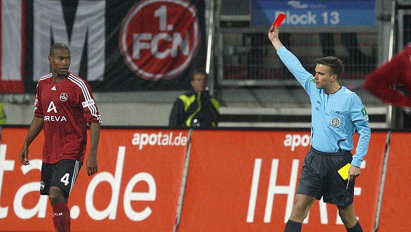 Der traurige Tiefpunkt eines Grottenkicks: Club-Innenverteidiger José Goncalves sieht Rot von Schiedsrichter Holger Henschel nachdem er diesen beleidigt hatte. Der traurige Tiefpunkt eines Grottenkicks: Club-Innenverteidiger José Goncalves sieht Rot von Schiedsrichter Holger Henschel nachdem er diesen beleidigt hatte.