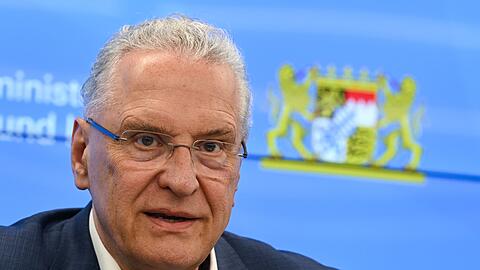 Bayerns Innenminister Joachim Herrmann (CSU) hält nichts von Erkundungsreisen für Flüchtlinge nach Syrien. (Archivfoto)