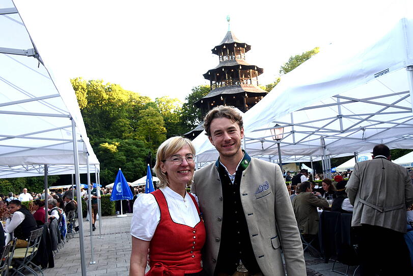 Die Veranstalter: Wirtin Antje Haberl mit Sohn Luis.
