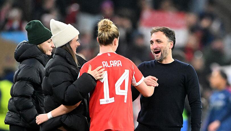 Bayern-Trainer José Barcala feiert mit Torschützin Alara den Sieg über Arsenal.