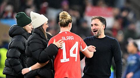 Bayern-Trainer José Barcala feiert mit Torschützin Alara den Sieg über Arsenal.
