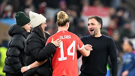 Bayern-Trainer José Barcala feiert mit Torschützin Alara den Sieg über Arsenal.