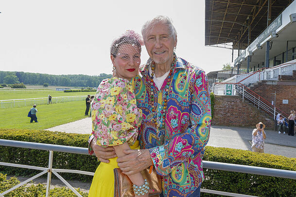 Reiner Schöne und Frau Anja vor Kurzem farbenfroh beim Fashion Raceday auf der Rennbahn Hoppegarten in Brandenburg. Reiner Schöne und Frau Anja vor Kurzem farbenfroh beim Fashion Raceday auf der Rennbahn Hoppegarten in Brandenburg.