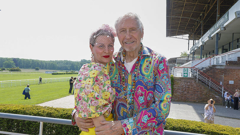 Reiner Schöne und Frau Anja vor Kurzem farbenfroh beim Fashion Raceday auf der Rennbahn Hoppegarten in Brandenburg. Reiner Schöne und Frau Anja vor Kurzem farbenfroh beim Fashion Raceday auf der Rennbahn Hoppegarten in Brandenburg.