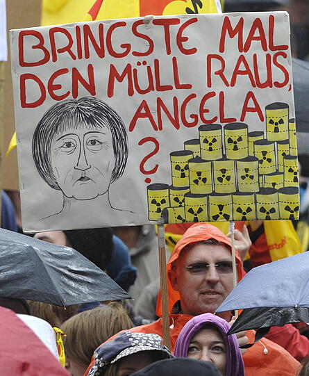Trotz strömenden Regens haben am Samstagnachmittag rund 30.000 Menschen an einer Kundgebung
gegen Atomenergie auf dem Münchner Odeonsplatz teilgenommen. Sehen Sie hier die besten Bilder der Aktion.