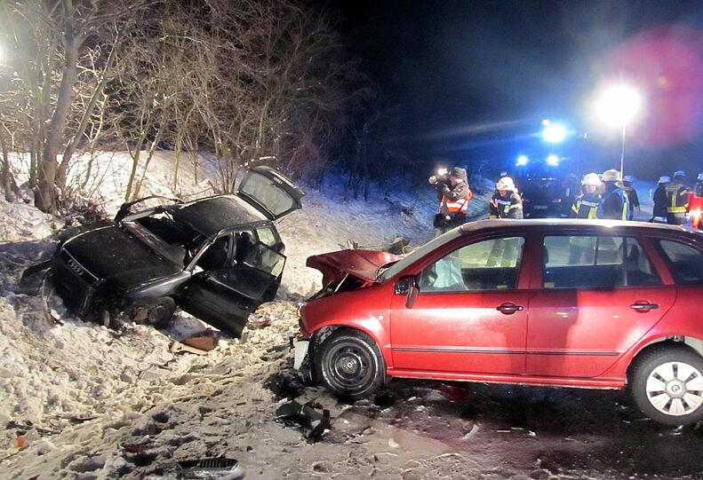 Einsatzkräfte stehen in der Nähe von Schwarzenfeld an einer Unfallstelle mit zwei Autos. Bei dem Autounfall sind Agabend zwei Menschen getötet worden, drei weitere kamen schwer verletzt ins Krankenhaus.