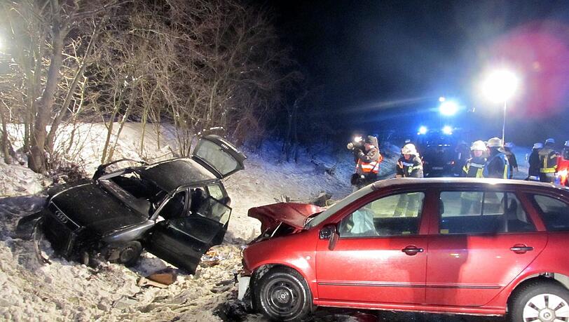 Einsatzkräfte stehen in der Nähe von Schwarzenfeld an einer Unfallstelle mit zwei Autos. Bei dem Autounfall sind Agabend zwei Menschen getötet worden, drei weitere kamen schwer verletzt ins Krankenhaus. Einsatzkräfte stehen in der Nähe von Schwarzenfeld an einer Unfallstelle mit zwei Autos. Bei dem Autounfall sind Agabend zwei Menschen getötet worden, drei weitere kamen schwer verletzt ins Krankenhaus.