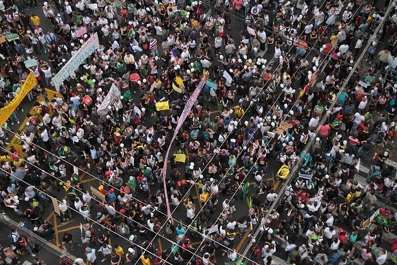 Knapp ein Jahr vor der Fußball-WM in Brasilien erlebt das Land einen ungeahnten Sturm des Protestes.
