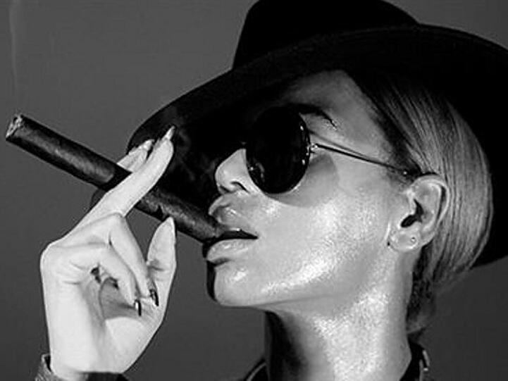 Geheimnisvoll und sexy: Beyoncé Knowles posiert für Kalender