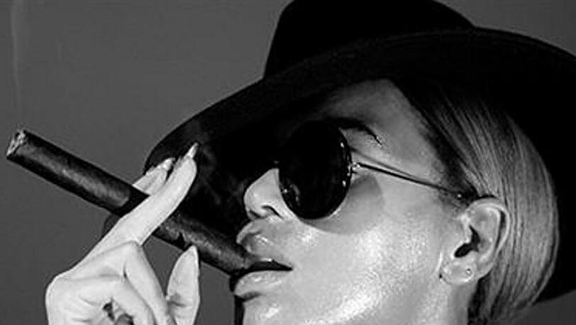 Geheimnisvoll und sexy: Beyoncé Knowles posiert für Kalender Geheimnisvoll und sexy: Beyoncé Knowles posiert für Kalender