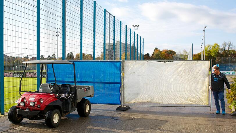 Absperrzäune in weiß-blau sollen vor neugierigen Blicke schützen. Absperrzäune in weiß-blau sollen vor neugierigen Blicke schützen.
