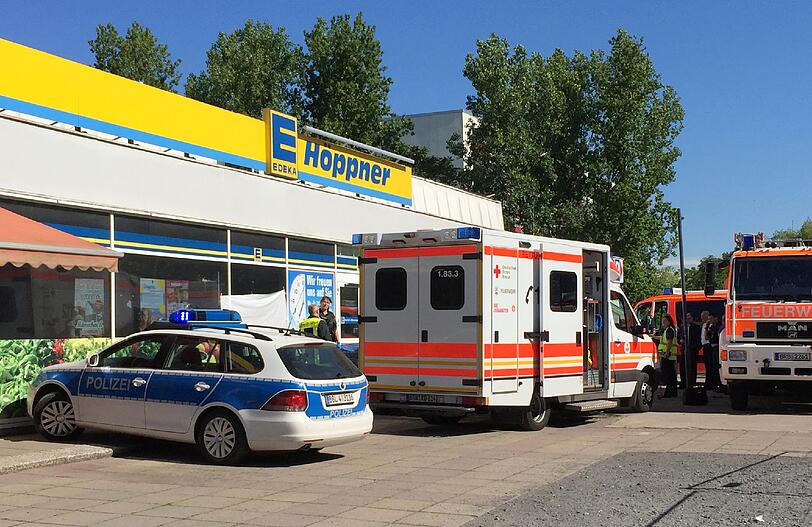 Vor diesem Edeka in Brandenburg wurde eine Frau mit einem Messer getötet. Ihr Freund hatte ihr die Kehle durchgeschnitten.